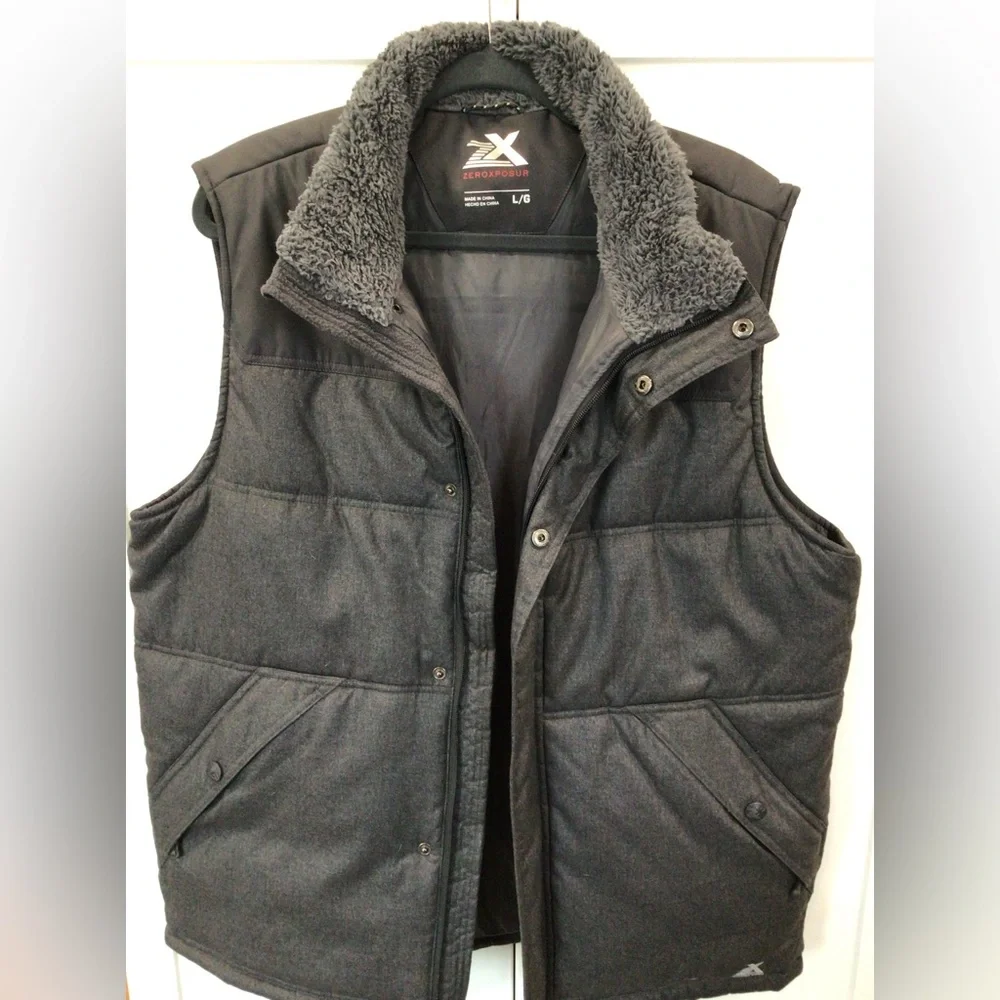 Men’s Large polyester puffer vest. - Picture 2 of 4